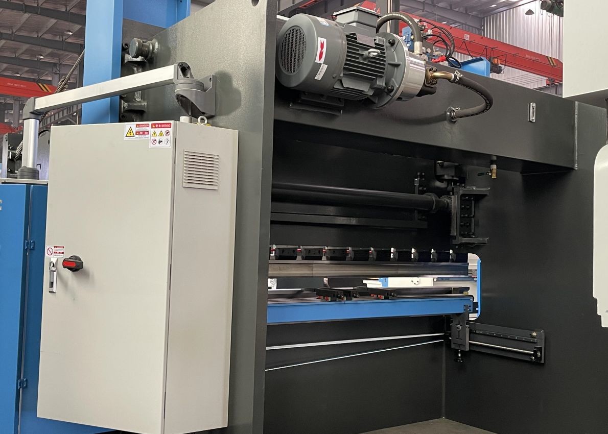 2500mm Hydraulic CNC Press Brake Metal Shelf Bending Folding Machine 160T Servo Motor