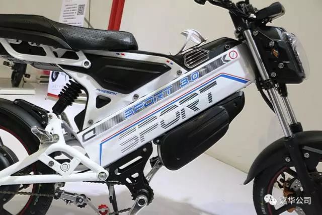 Off Road Style Battery Operated Moped Scooter 41km/H With Disc Brakes