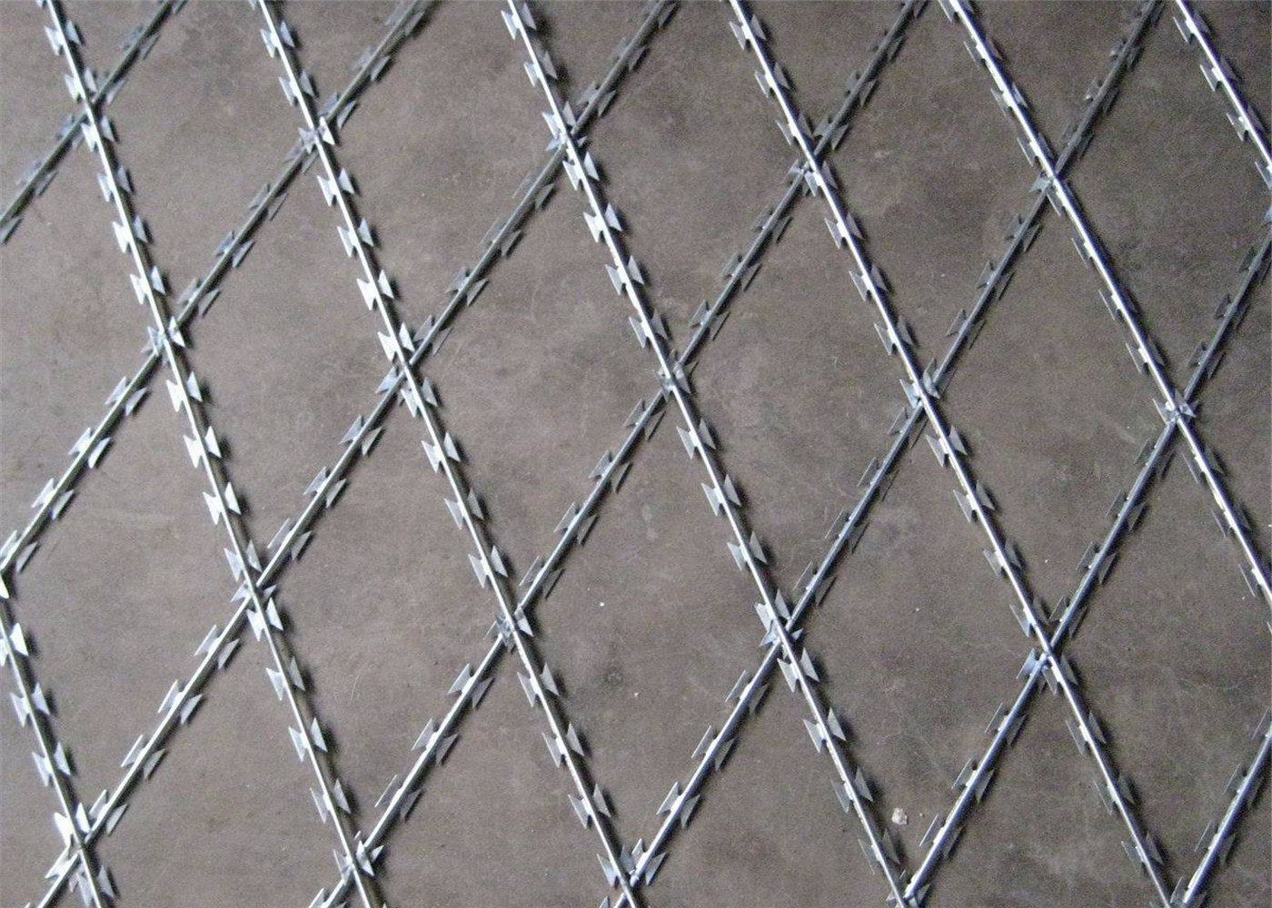 Rhombus Welded Razor Mesh Fence 150mmx300mm BT022 Hot dipped Galvanized