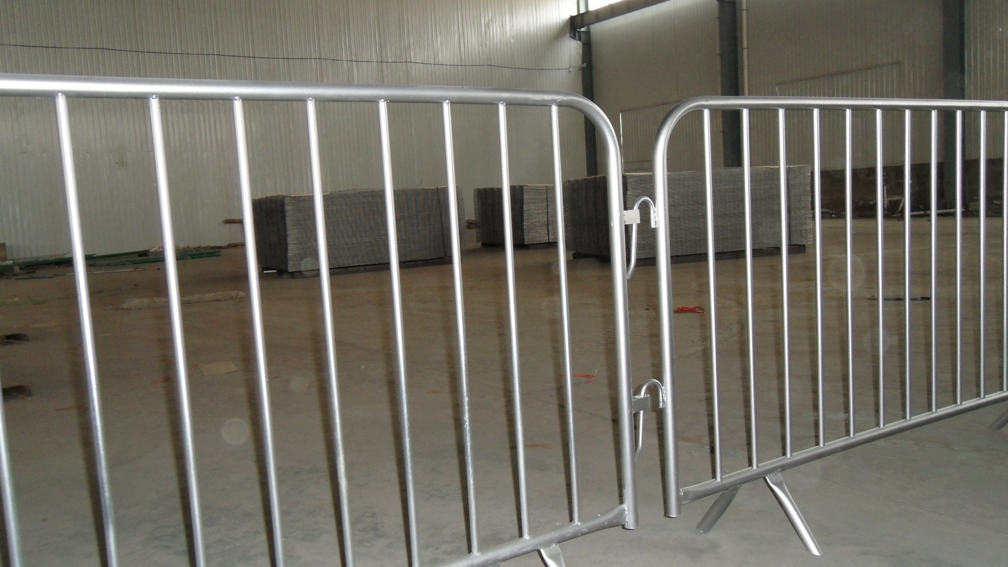 Crowd Control Barriers Removable Available Powder Painted, Hot Dipped Galvanized, Pre-Galvanized OD 32mm outer frame tub