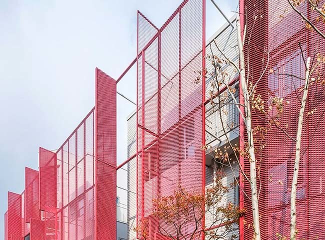 Expanded Metal Sunshade Shields The Building From Strong Sunlight adumbral breeziest