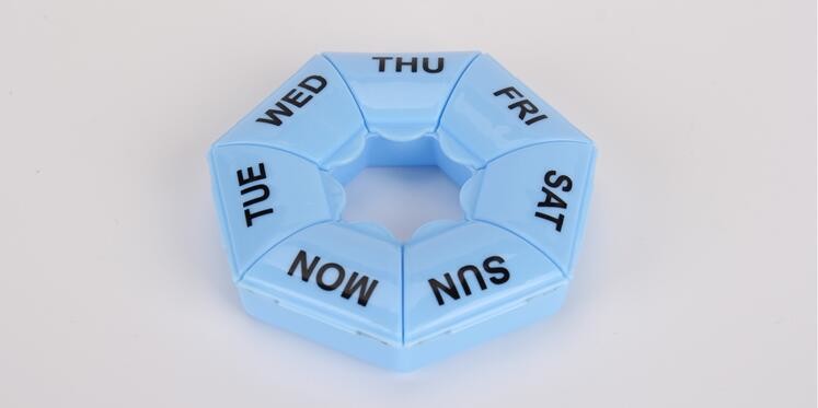 28 compartment column shape plastic pill storage box with pill crush box, Conventional eco-friendly 4 grids plastic trav