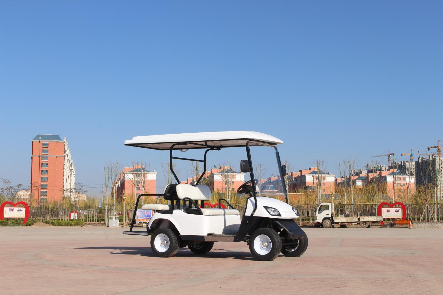 OEM White Color 4 Seater Golf Cart 2+2 220V 3.5kw Minimum Turning 5600mm