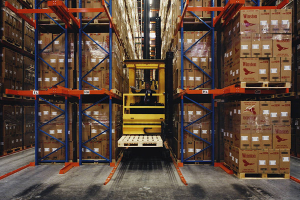 Heavy Duty Very Narrow Aisle (VNA) Pallet Rack System For Automotive Storage