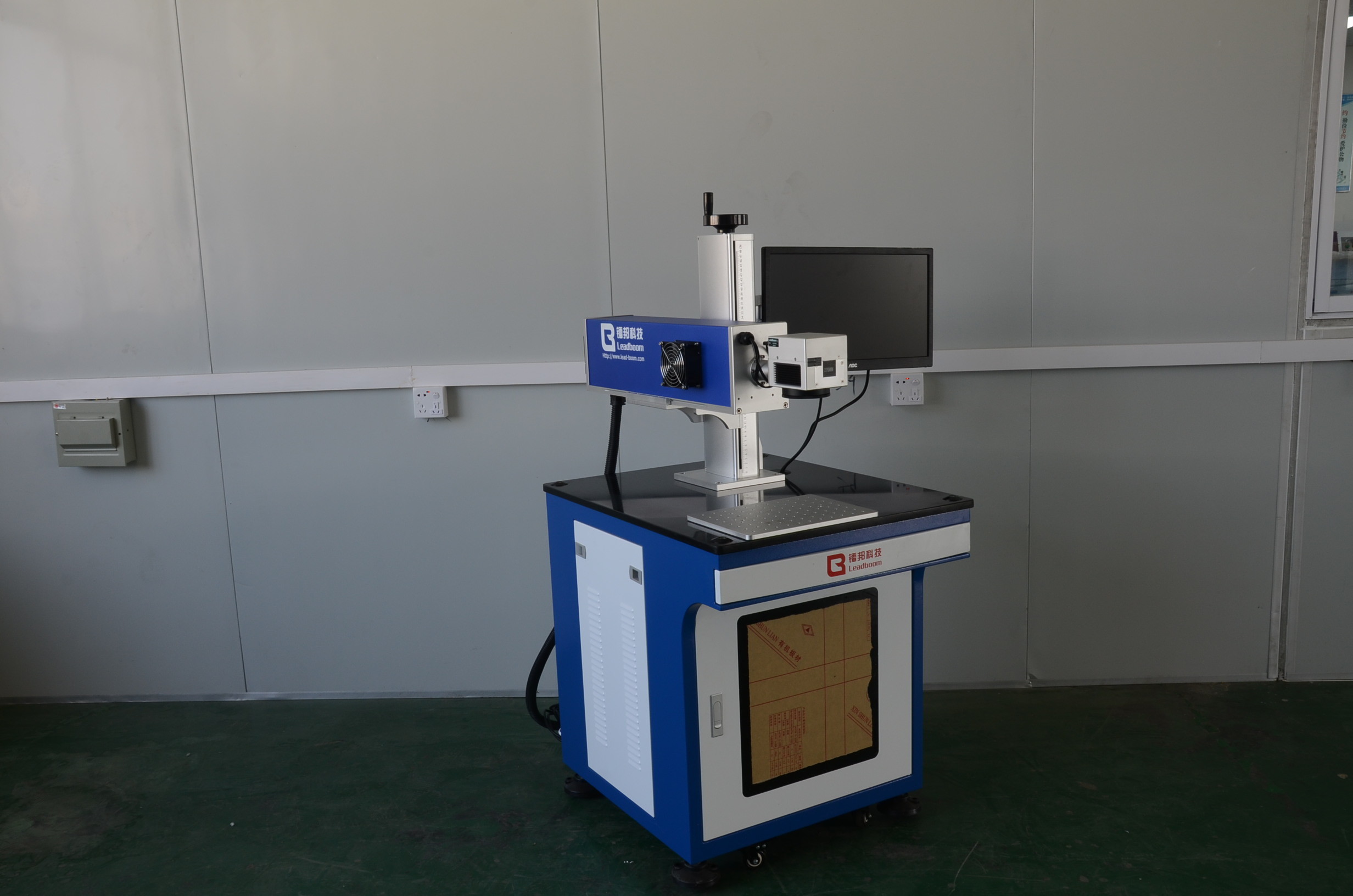 30W Water Cooling Co2 Laser Marking Machine For Electronic Components / Shell Product