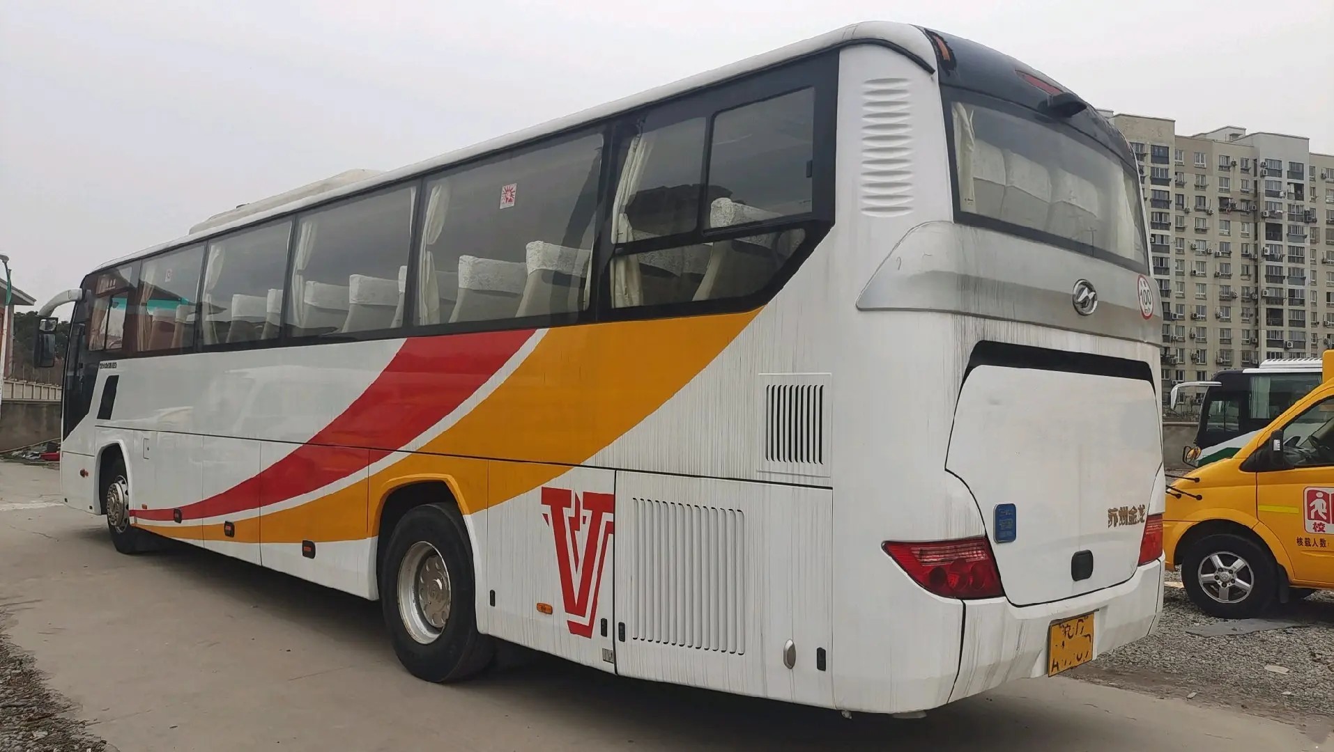 Used King Long Coaches 54 Seats Sealing Window 12 Meters Double Doors Yuchai Engine 2nd Hand Higer Bus KLQ6125