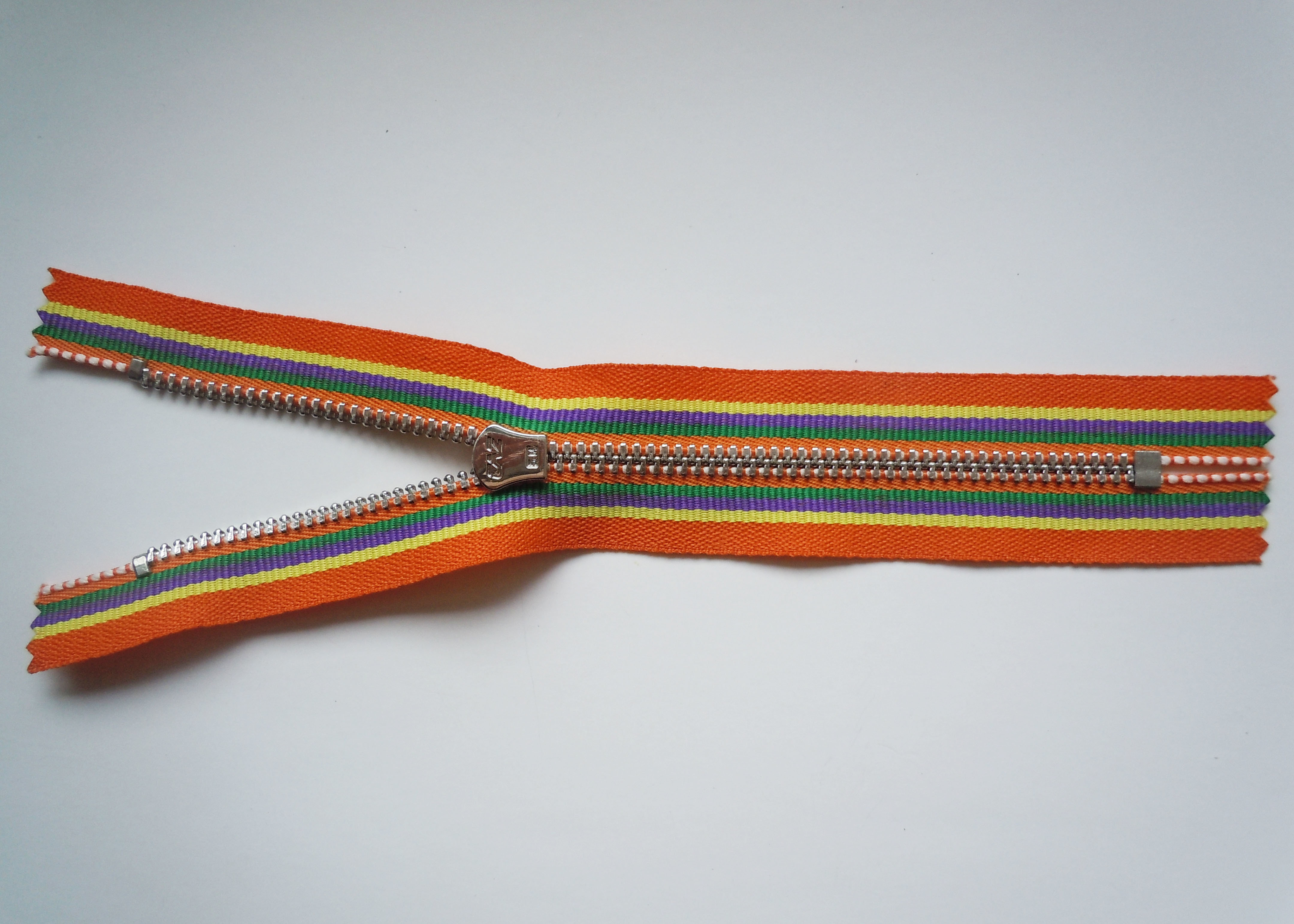 Environmental Protection Sewing Notions Zippers With Colorful Background Fabric For Garment / Bags