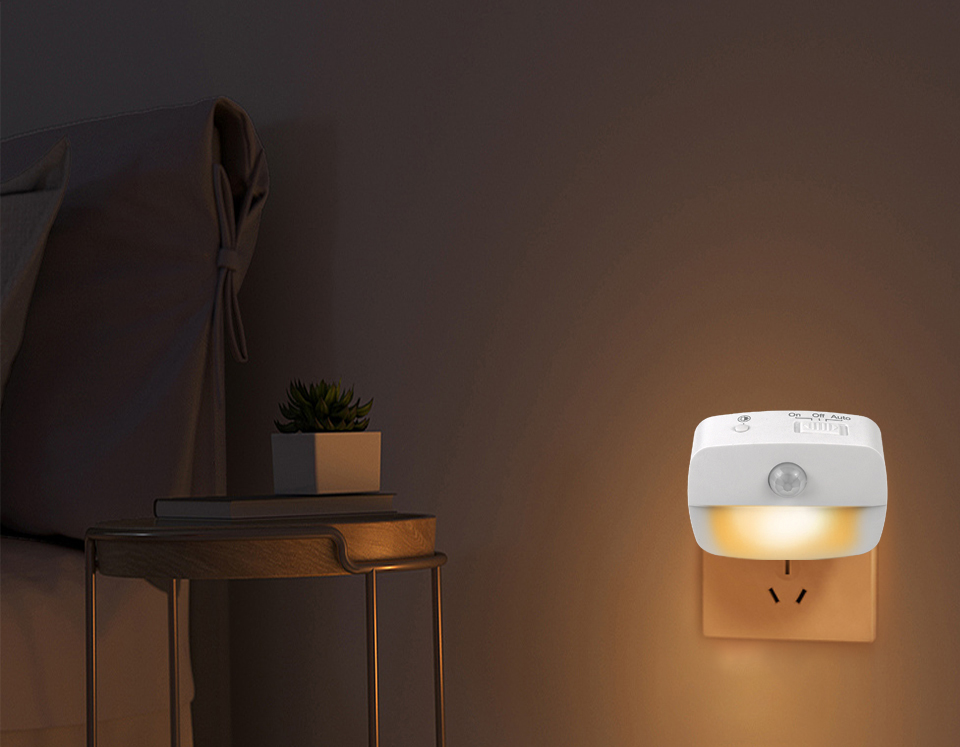 0.8W 30LM Plug In Night Lamp PIR Sensor 100 Degree For Closet Aisle Hallway