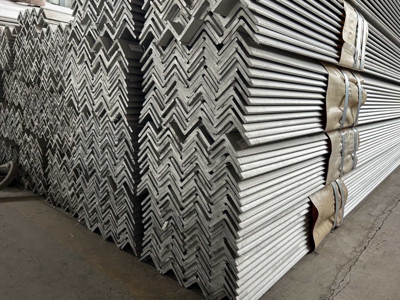 200x200 304 Stainless Steel Angle ASTM Rough Turned Polished Hot Rolled