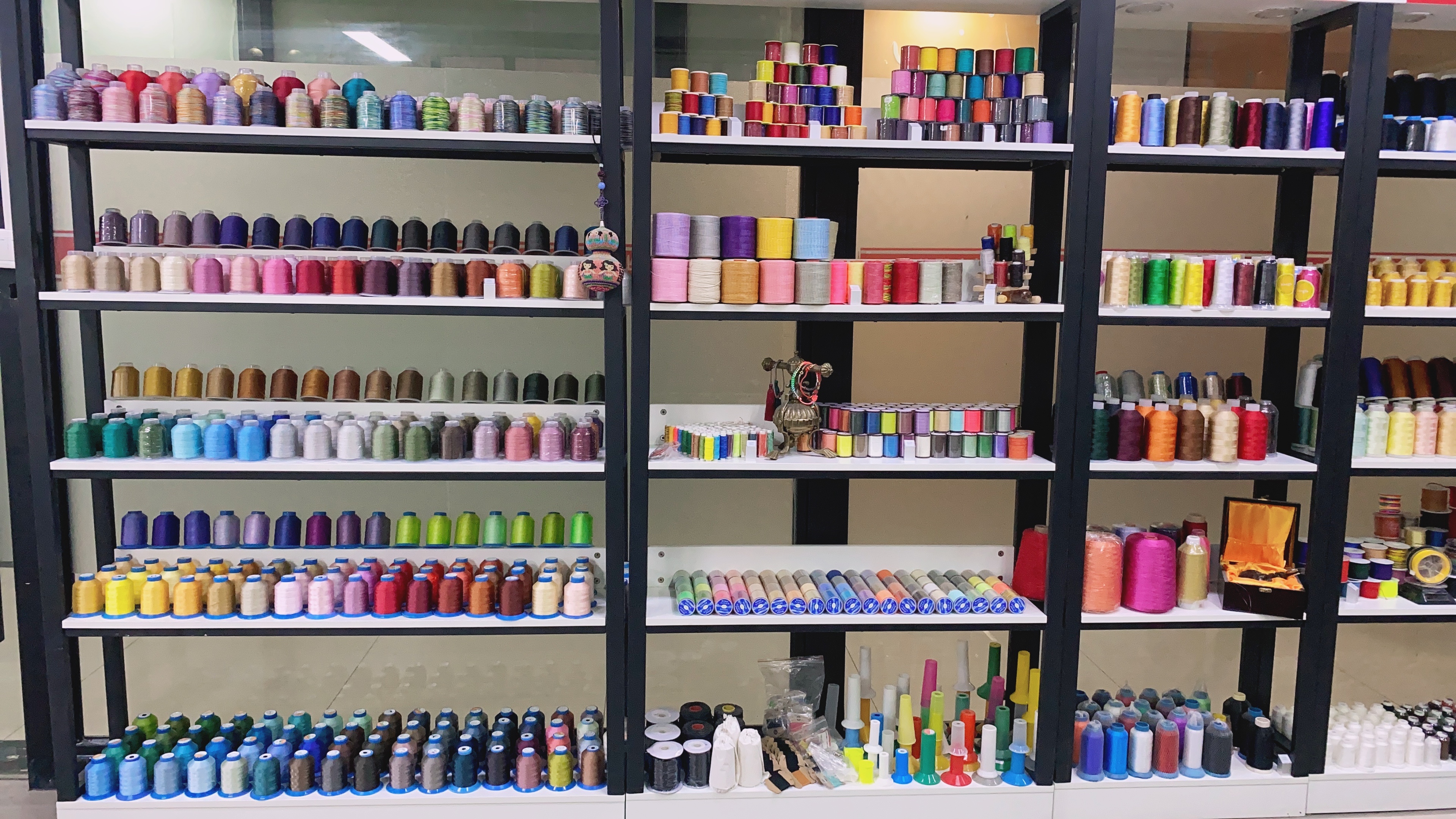 200m 0.8mm Flat Waxed Thread for Leather 100% Polyester Pattern Waxed Yarn Count 250D/16