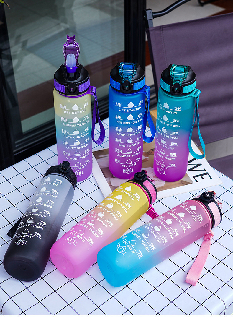 Fashionable Gradient Color Frosted Plastic Sports Water Bottle 750ml Cycling Water Bottles Custom Keep Yourself Hydrated Lightweight Durable