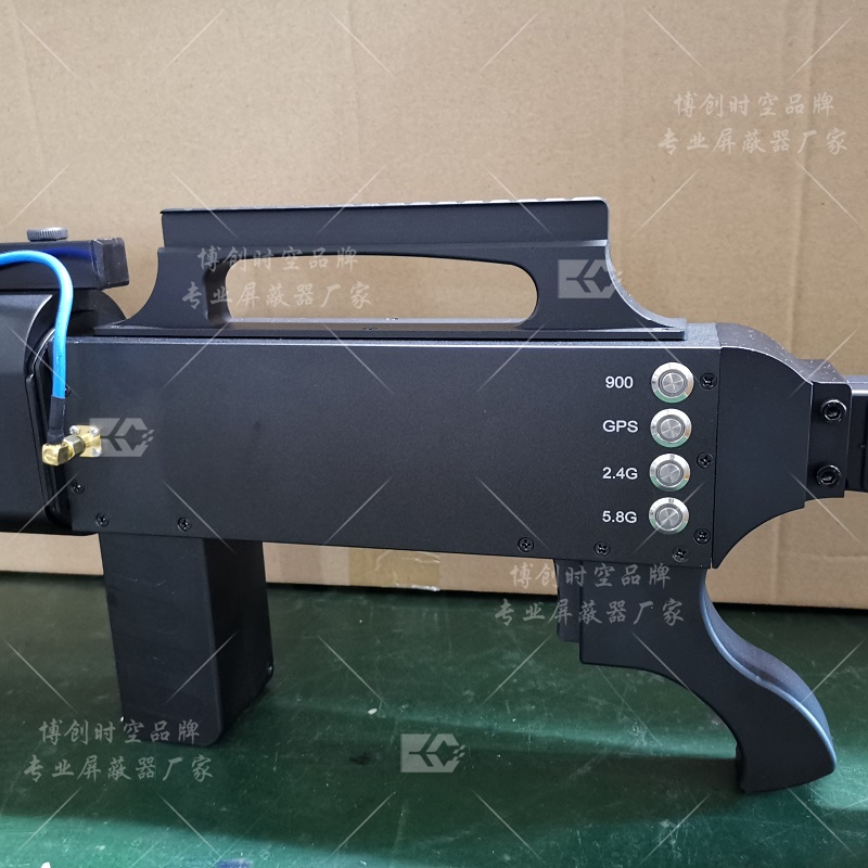 900m / GPS / 2.4g/5.8g four band frequency UAV jammer 1500m one key drive off forced landing and return shielding UAV