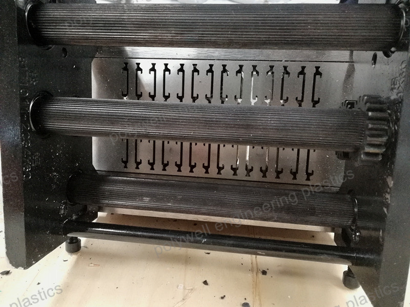PA66 Thermal Break Plastic Moulding Dies For Plastic Extruder Machine