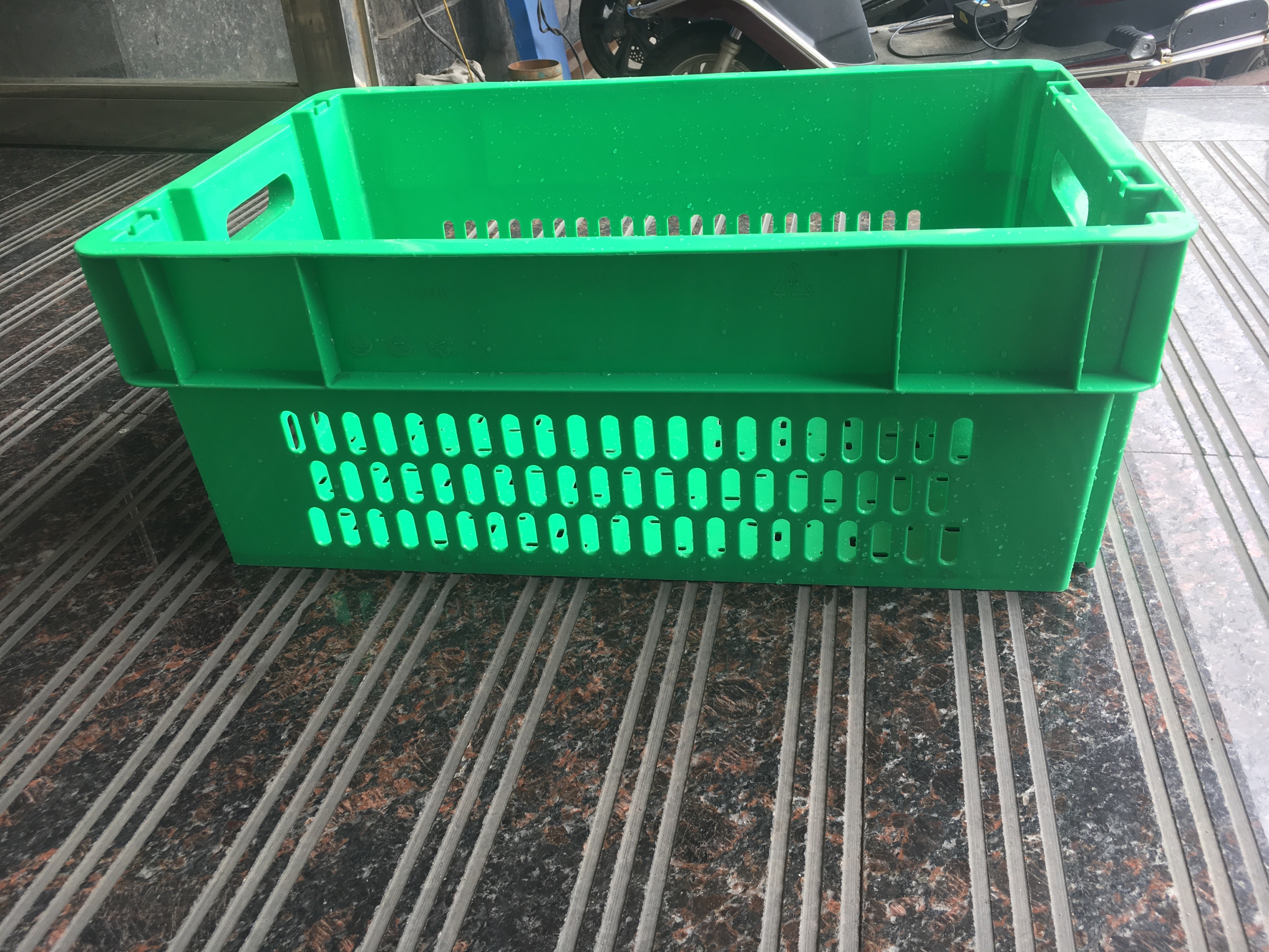 Hygienic 180* Collapsible Plastic Crate Heavy Duty 600 * 400 * 235mm With Lid