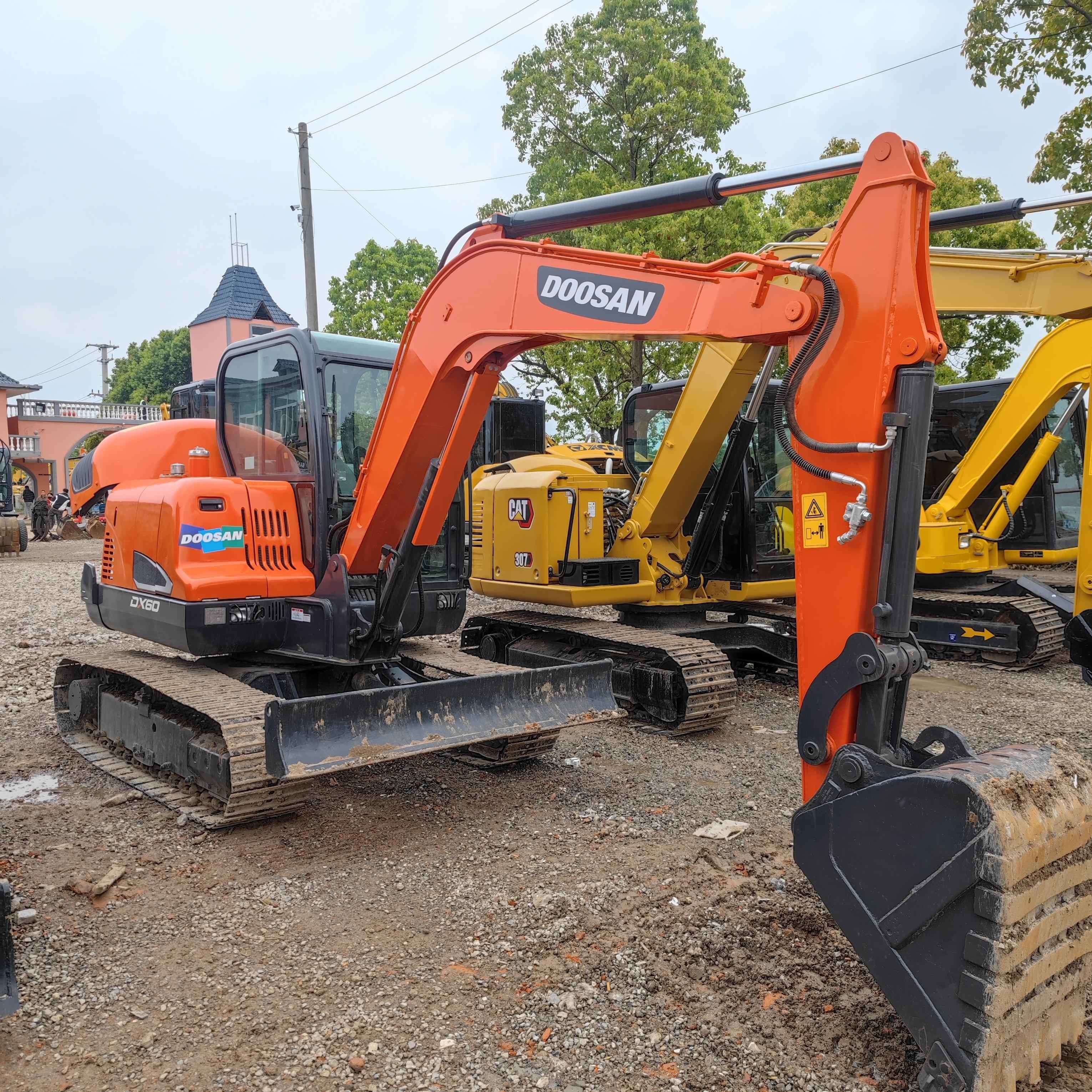 Used Doosan Digger DX60 Secondhand 6ton Small Type Mini Crawler Excavator
