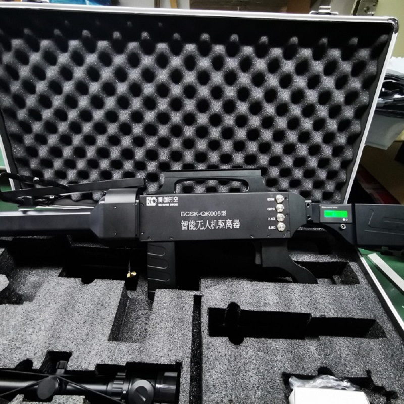 900m / GPS / 2.4g/5.8g four band frequency UAV jammer 1500m one key drive off forced landing and return shielding UAV