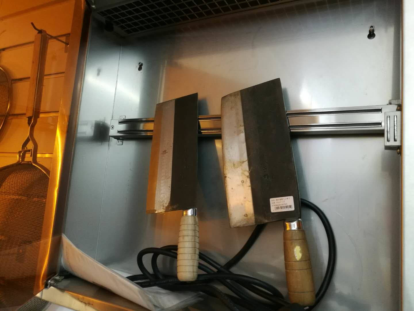 Wall - Hung Type Glass Door Ultraviolet Radiation Knife Disinfection Cabinet With Inner Magnetic Bar