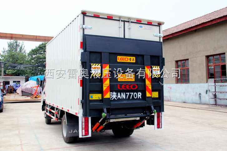 Steel material plate car tailgate elevator, with a load capacity of 2000kg, black, and can also be customized in colors
