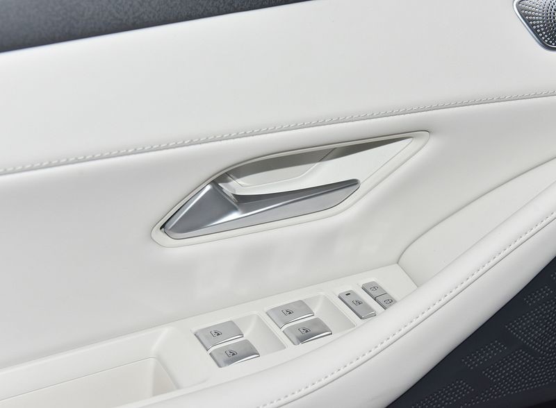 Changan Sl03 Auto High Performance Electric Cars Five Door Five Seats Four Wheel