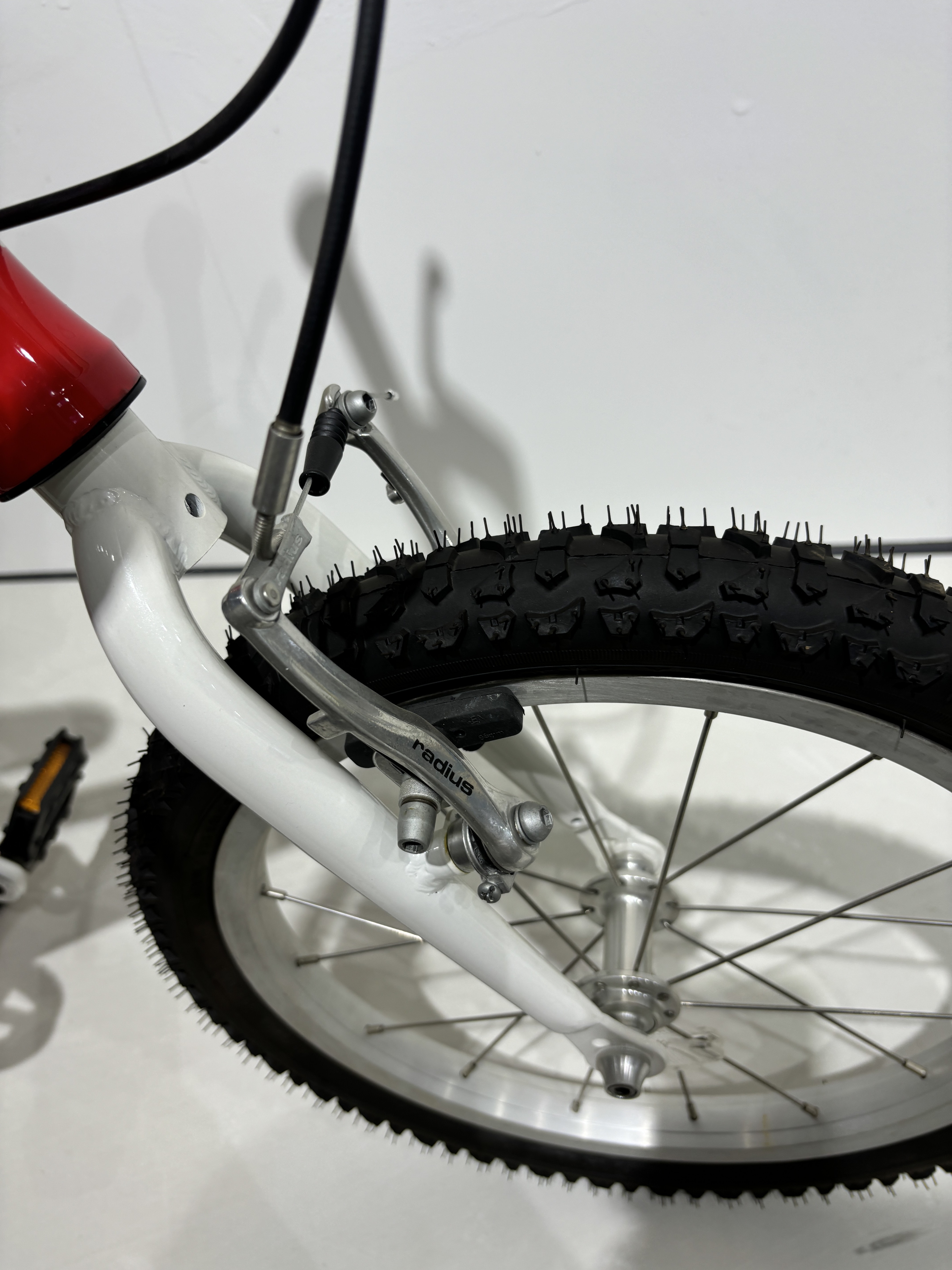 Smooth and Light 14.3kg Childrens Bike with Non slip Pedals and Double Wall Alloy Rim