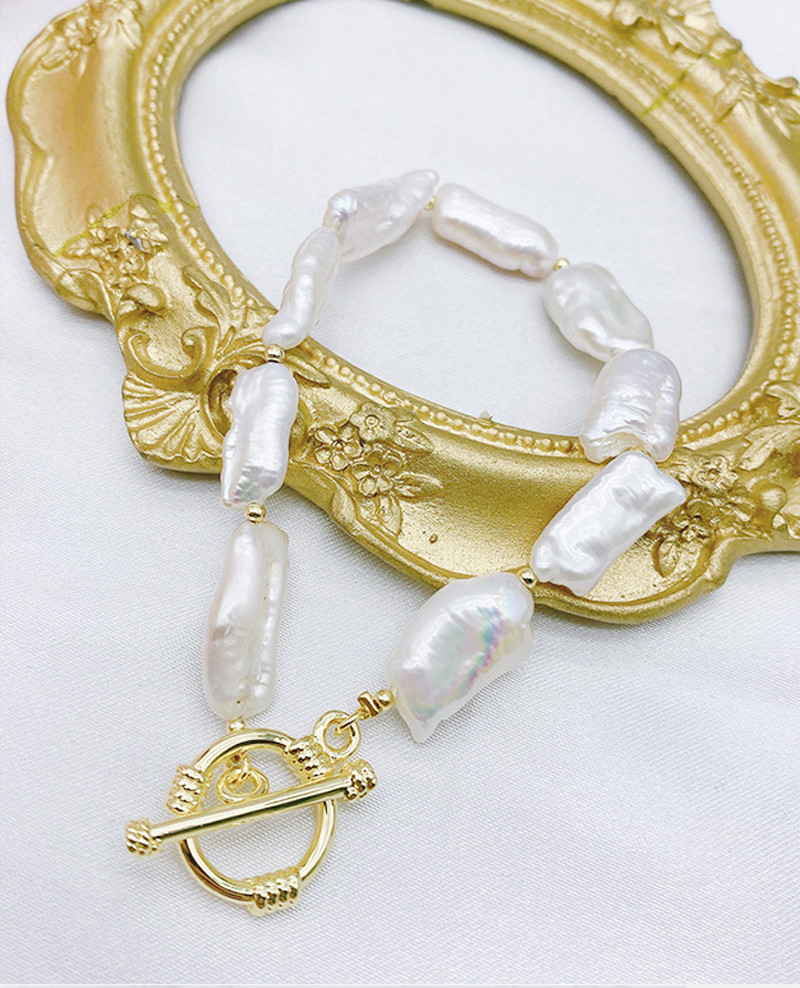Baroque Pearl Coin Portrait Pendant Necklace for Women Vintage Link Chain Necklace Natural Baroque Pearl necklace