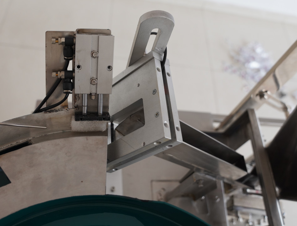 CE Hardware Screw Counting Packing Machine Nuts Bolts Counting And Packaging Machine