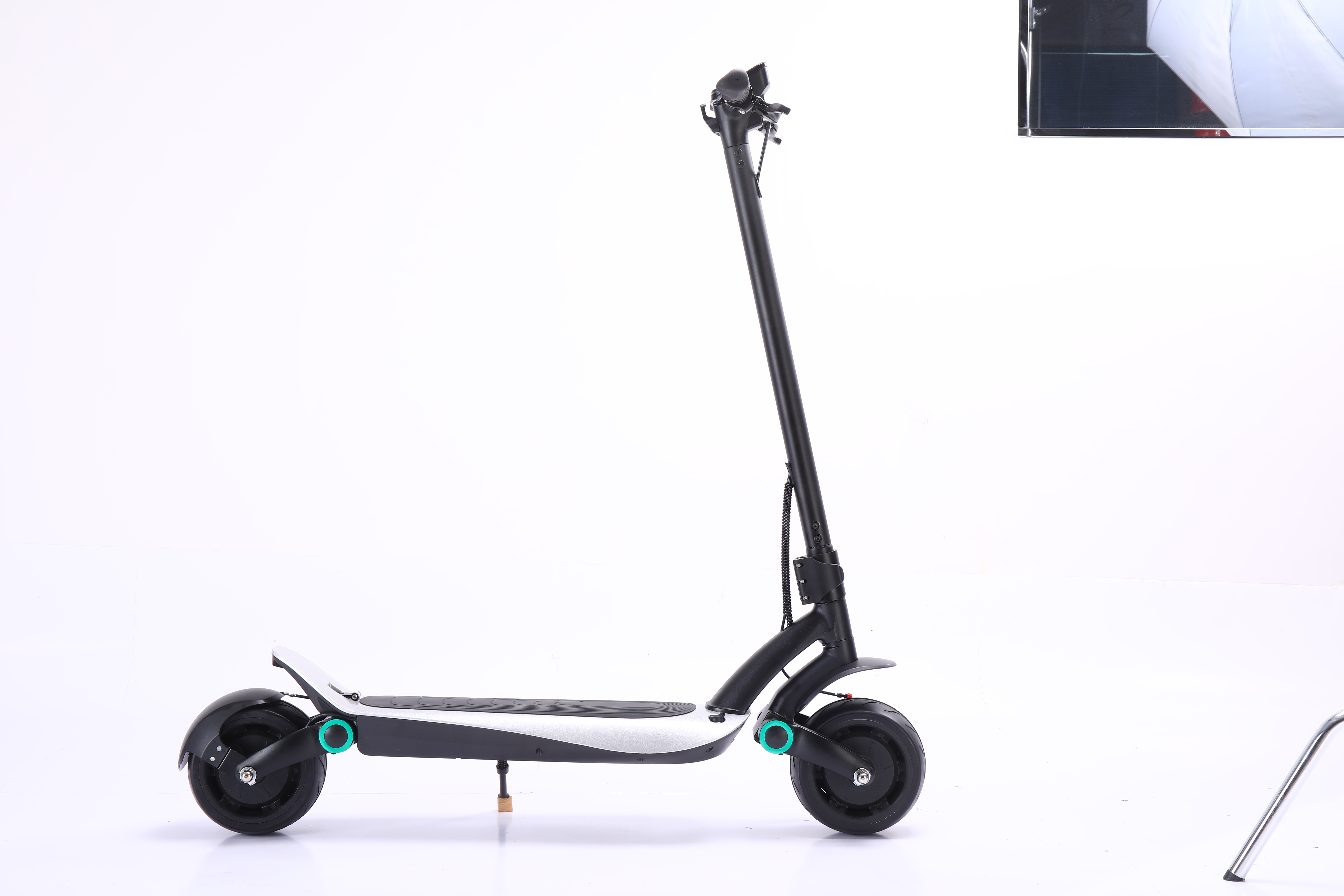 On sale fashionable electric scooter with lithium battery and motor