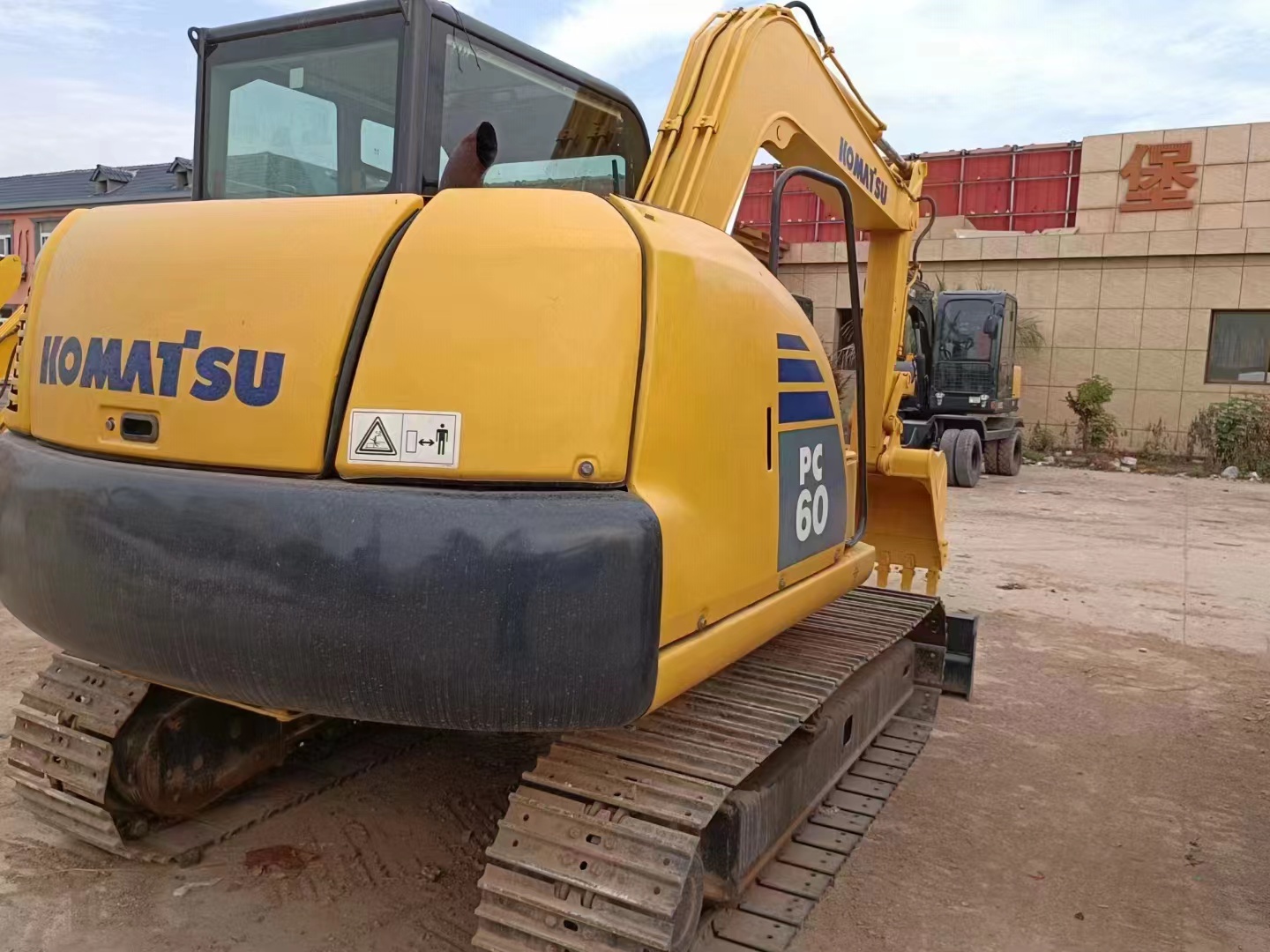 Japan made Komatsu PC60 excavator 6.1 ton operating weight equipped with Cummins engine