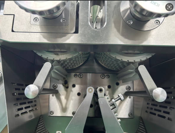 2-15KW Twin Screw Softgel Encapsulation Machine 4-32 Plungers And Precise Encapsulation