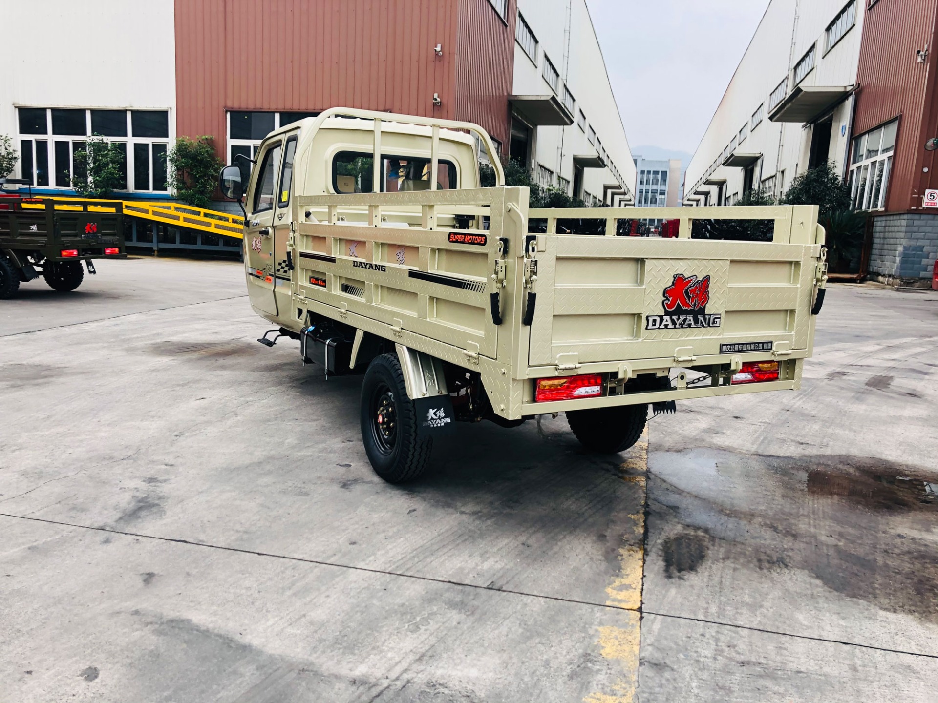 Dayang 3wheels Motorcycle Tricycle with Customized Cargo Box Size 2.4*1.5 and 12V Power