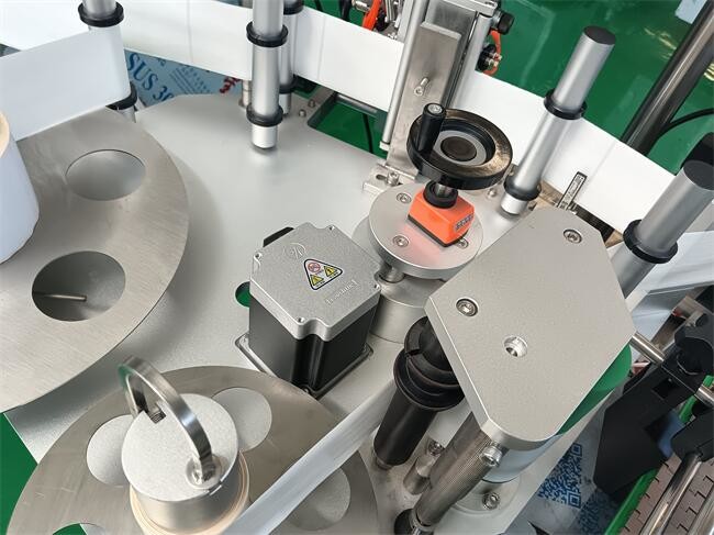 Electric Automatic Round Bottle Labeling Machine for Front And Back Labeling Types