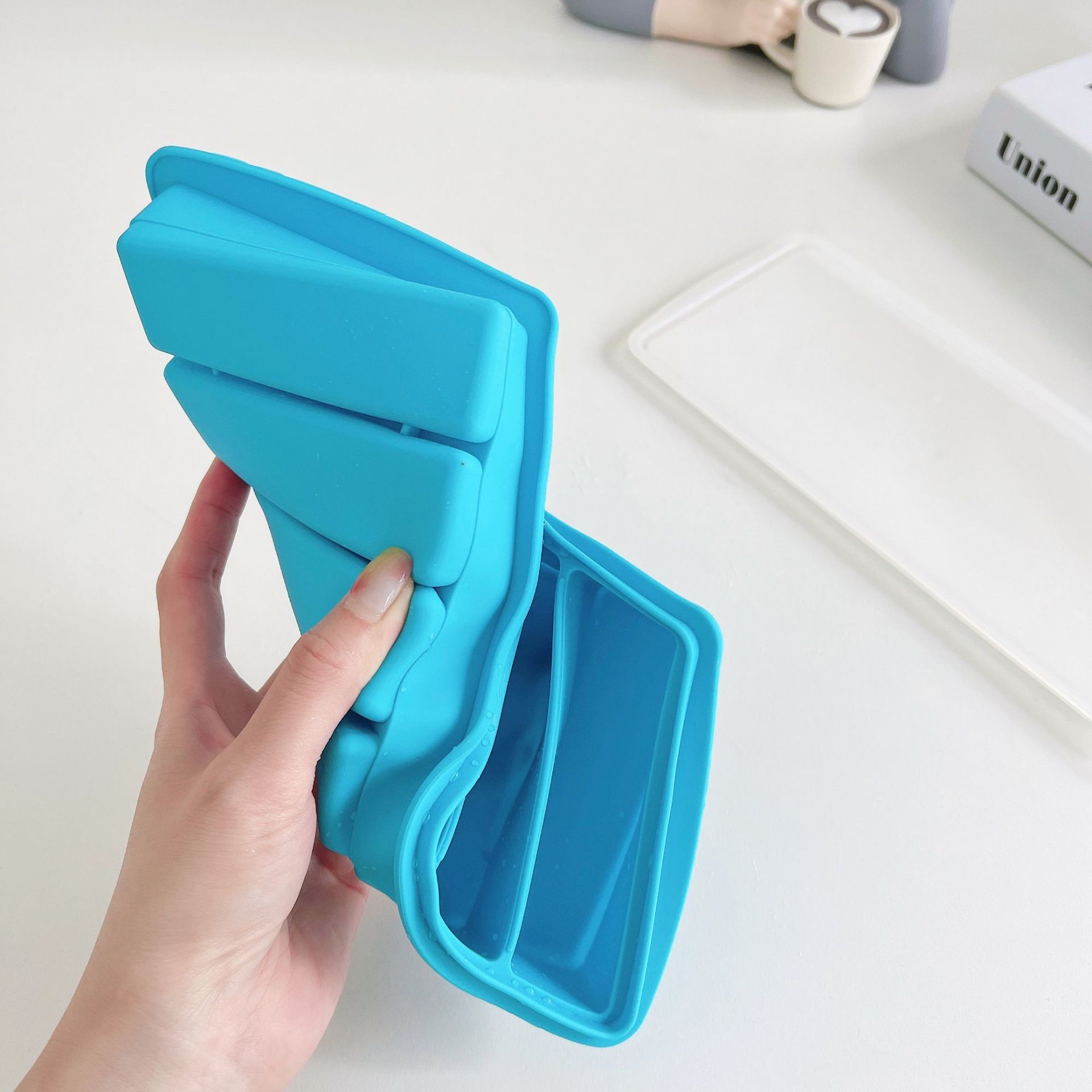 Silicone Ice Cube Trays for Water Bottles 12 Cavity Ice Cube Mold Easy Release Long Ice Cube Sticks Dishwasher Safe