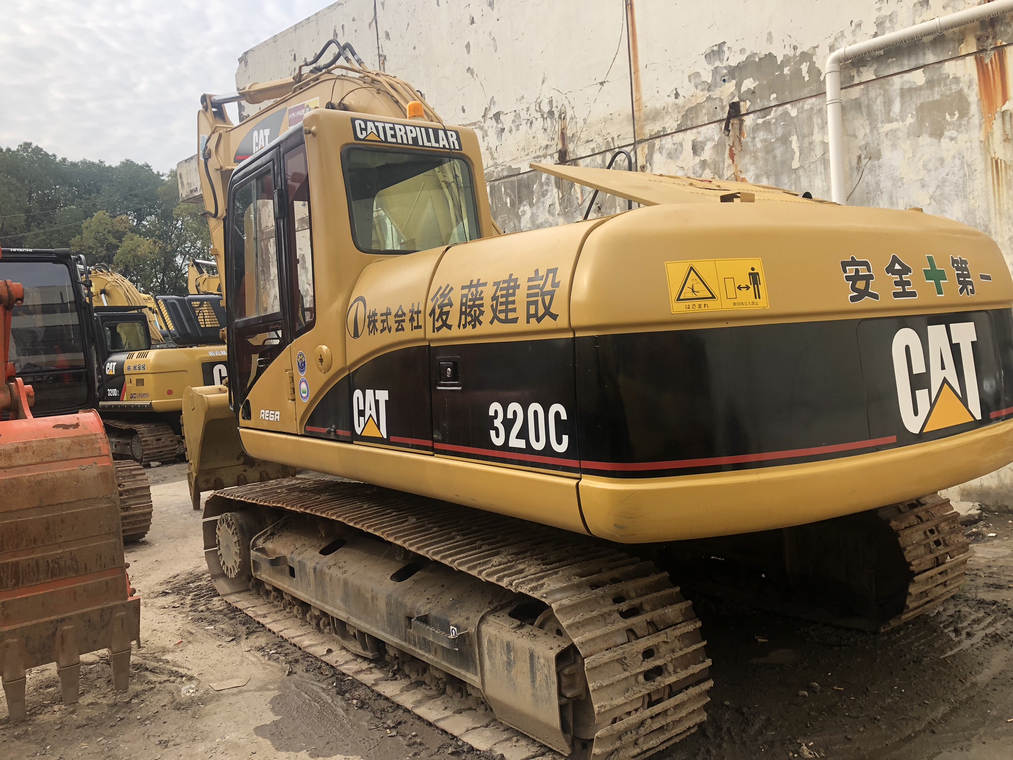 Big crawler excavator CAT 320D heavy machine large excavator