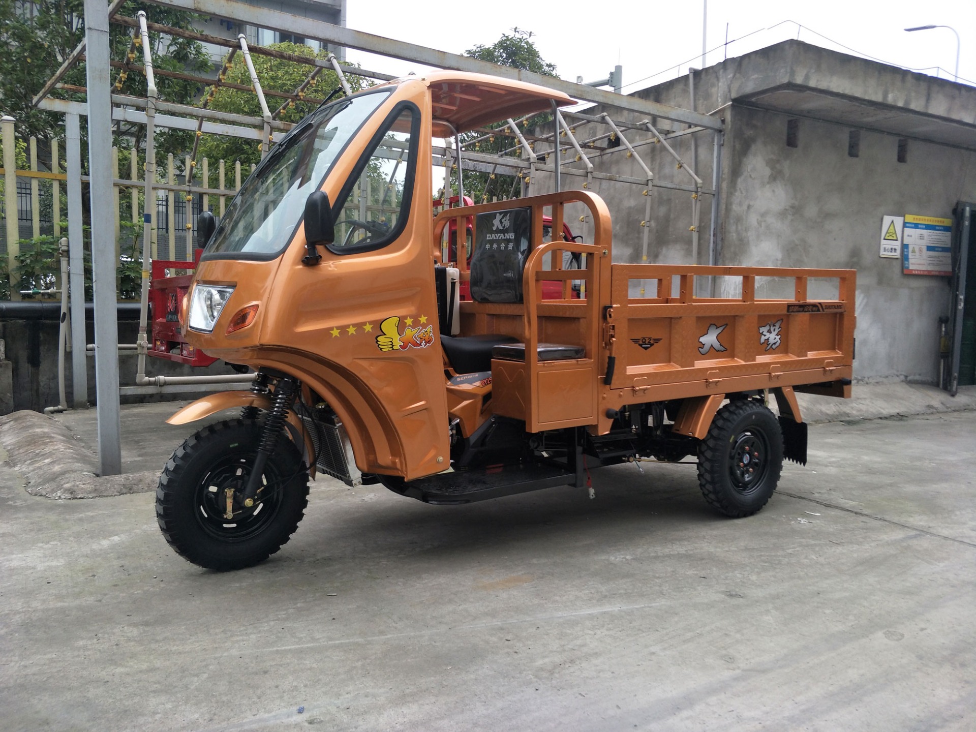 Water-Cooling Engine 250cc Semi Cabin Motorized Cargo Tricycle for Your Business