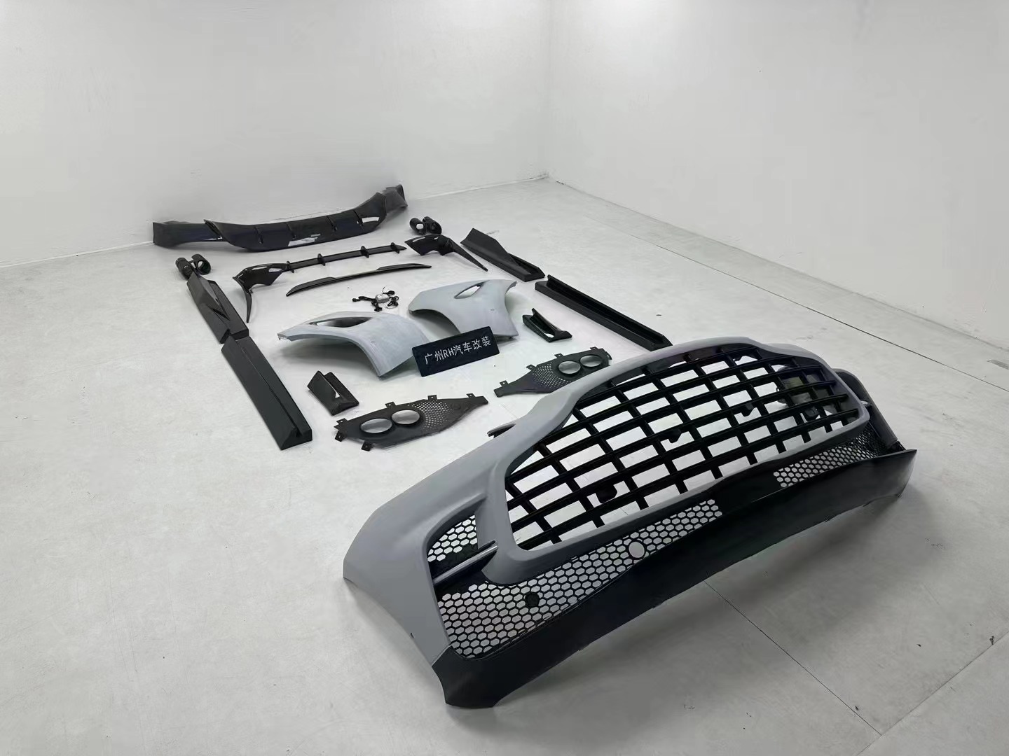 707 DBX Aston Martin Dbx Body Kit Carbon Fiber Rear Bumper With Diffuser