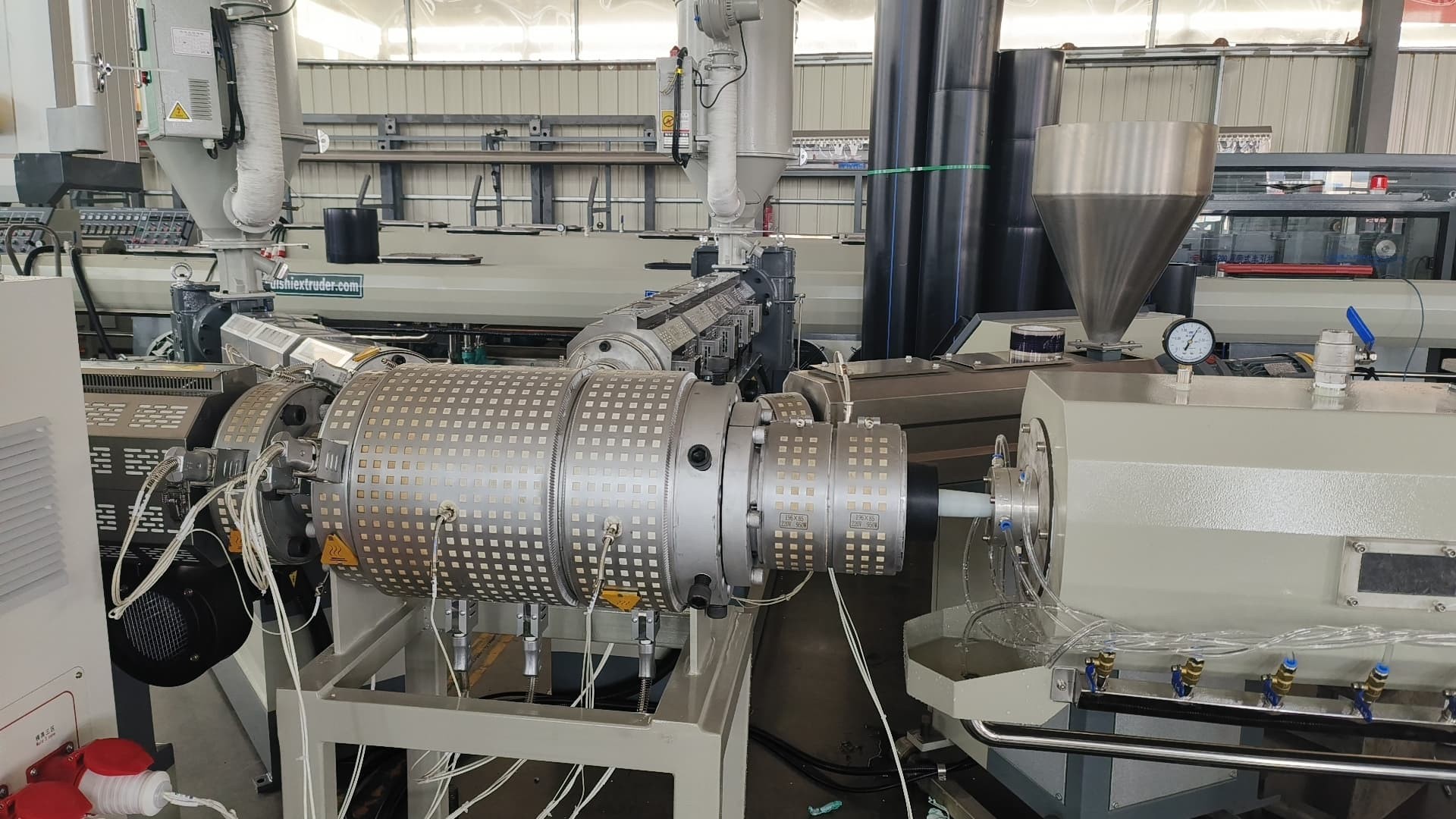 Single Screw Desgin Triple-layer Co-extruded PE Pipe Production System for Long-Lasting Pipes