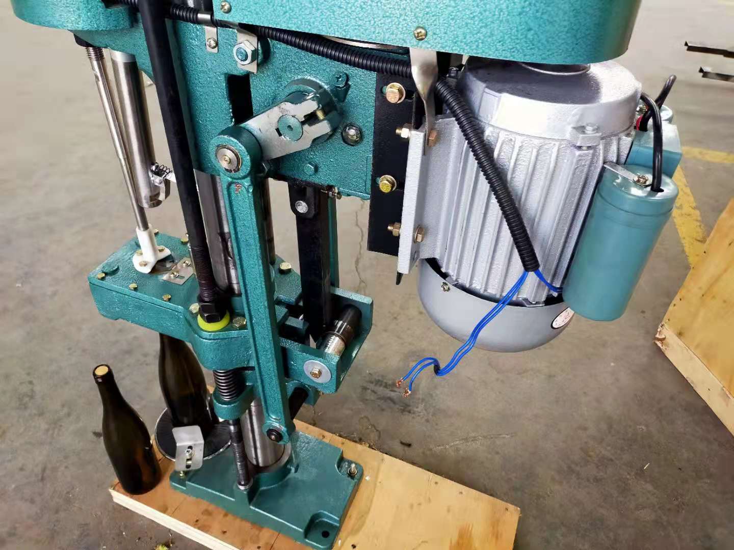 Semi-Automatic DUOQI ZRTY-1F Glass Bottle Wine Cork ROPP Capping Machine for Red Wine