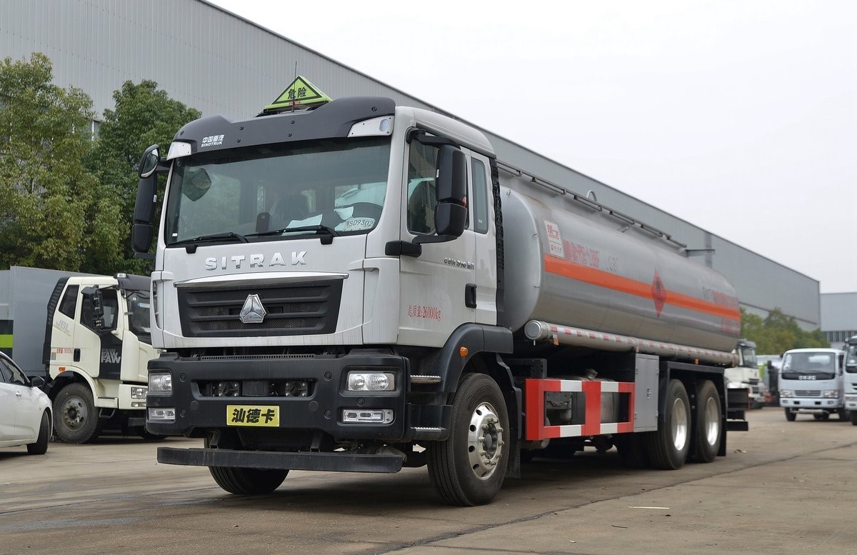 Howo Oil Tank Trucks For Rural Fuel Delivery Oil Tanker Trailer 30cube