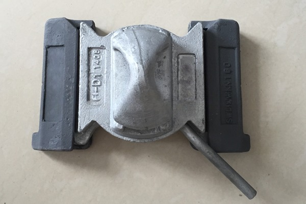 ISO Standard Container Lashing Equipment Dovetail Twist Lock Foundation Standard Size and 7.5/10.50/15.5kgs Capacity