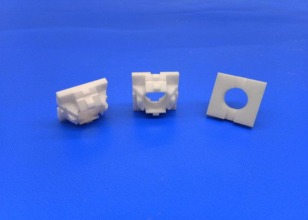 Small Ceramic al2o3 97% Alumina Ceramic Electric Insulator Parts With Holes