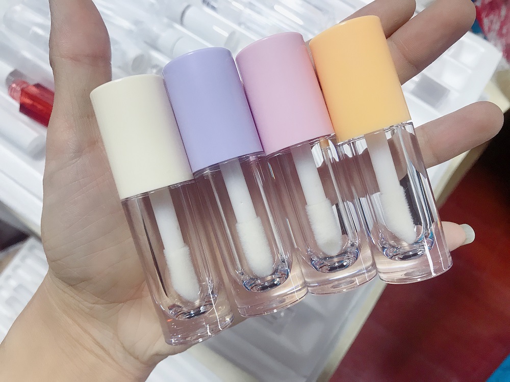 Hot sell low MOQ custom logo empty luxury round lip gloss bottle tubes with wands big brush