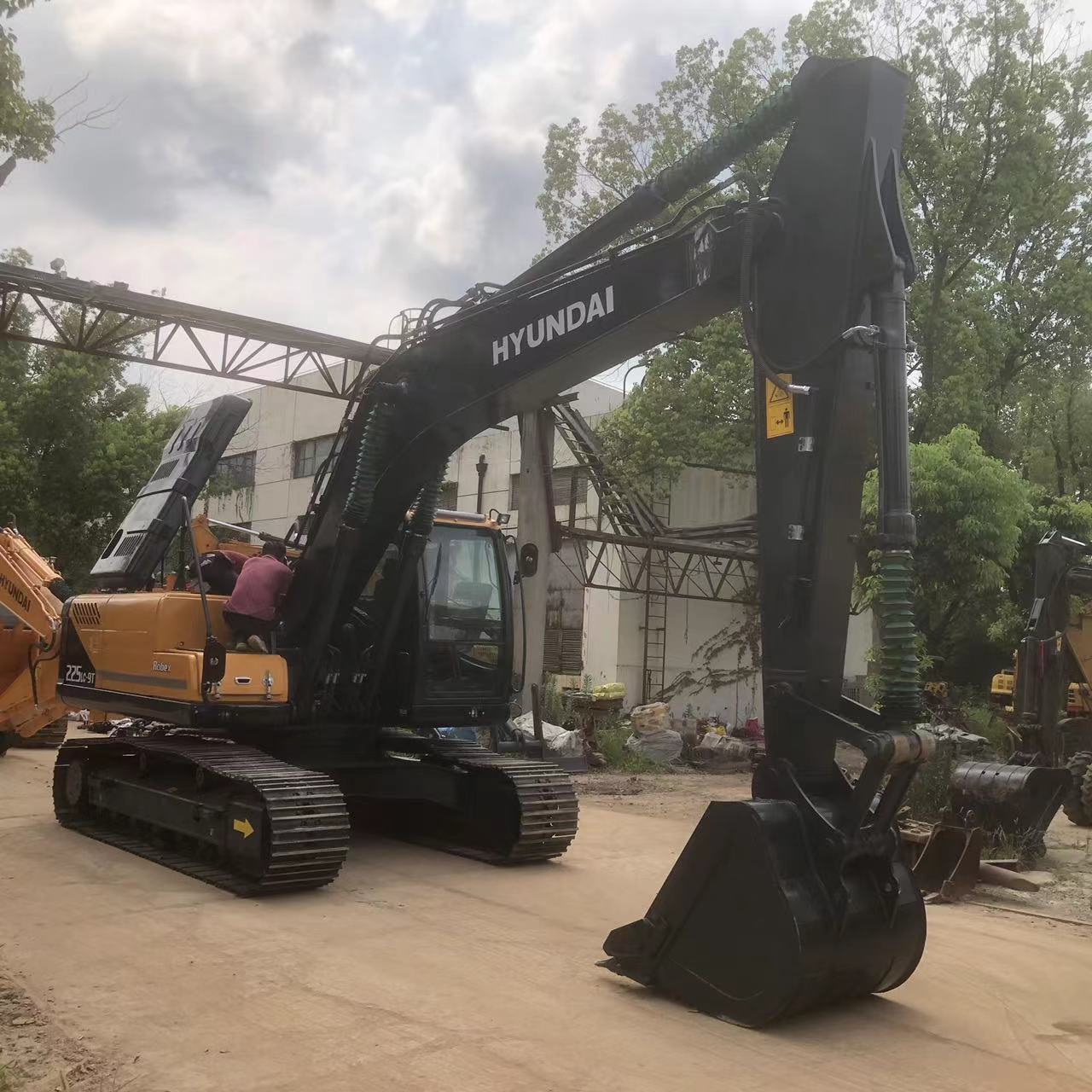 Hyundai 225-7 Construction Machine Used Crawler Excavator with 1.05 Bucket Capacity
