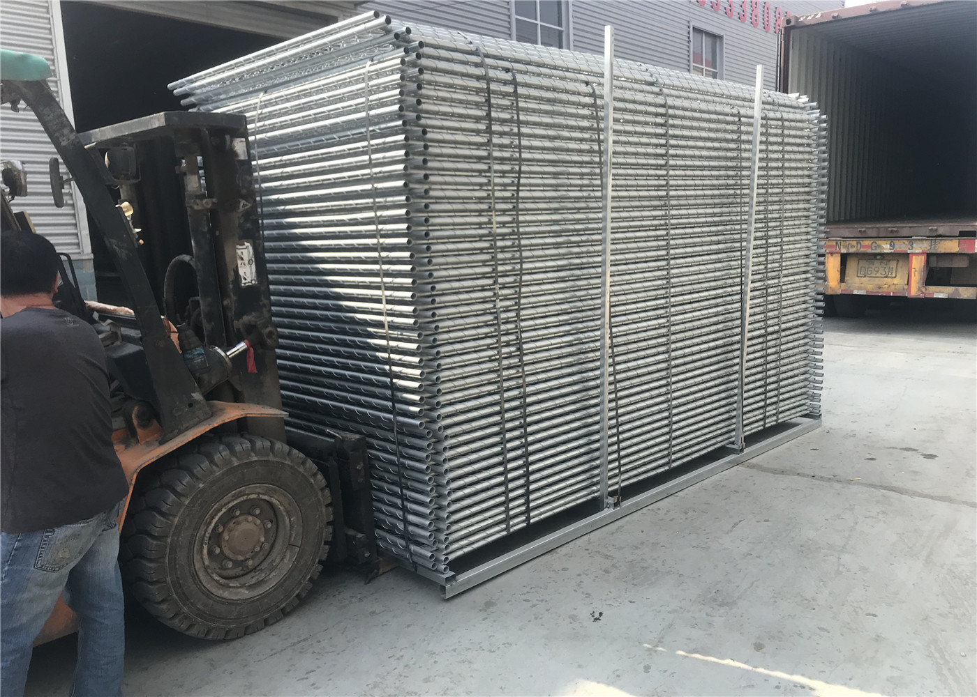 Cross brace 6'x8' Construction Fence Panels 1.625" /41.2mm Tube Wall Thick 16 gauge Mesh 2.25"