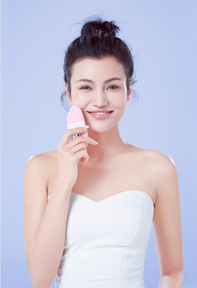 OEM Egg Rejuvenating Vibrating Facial Cleansing Device EMS Microcurrent
