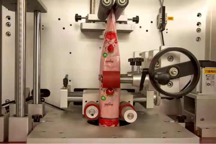 Automatic Shrink Sleeve Labeling Machine Shrink Sleeve Label Applicator For Beverage Bottles