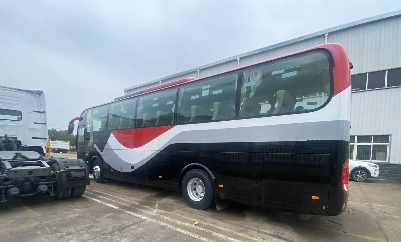 243kw Euro 3 Luxury 50-60 Seater Diesel Coach Bus for Africa in Perfect Condition