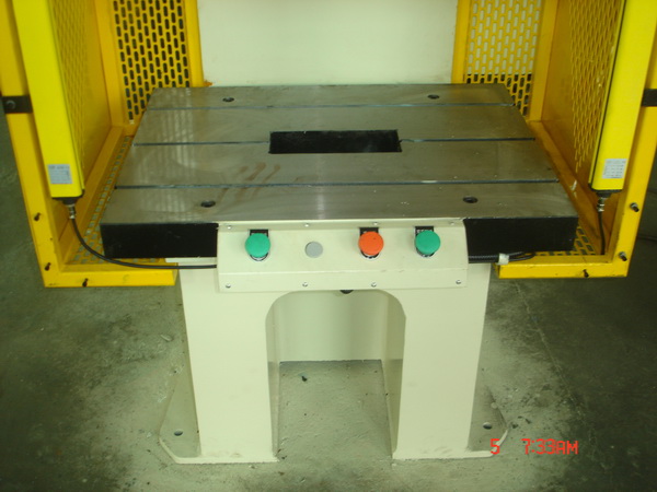 PLC Drive 2mm Sheet Metal Hydraulic C Type 125T Press Machine with 800mm worktable