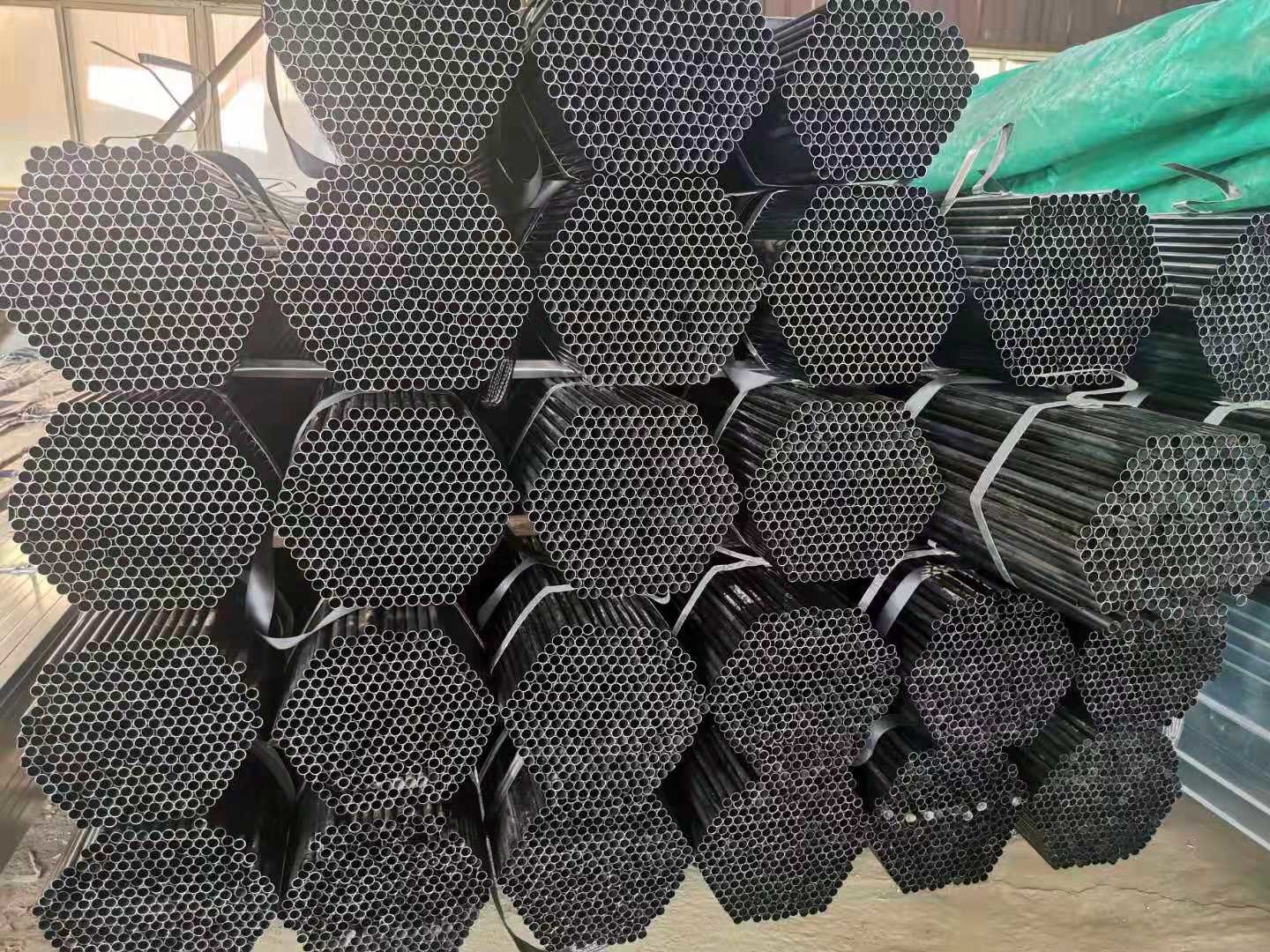 Flat End Black Welded Steel Pipe Bent / Folded Without Cracks / Heavy Leather