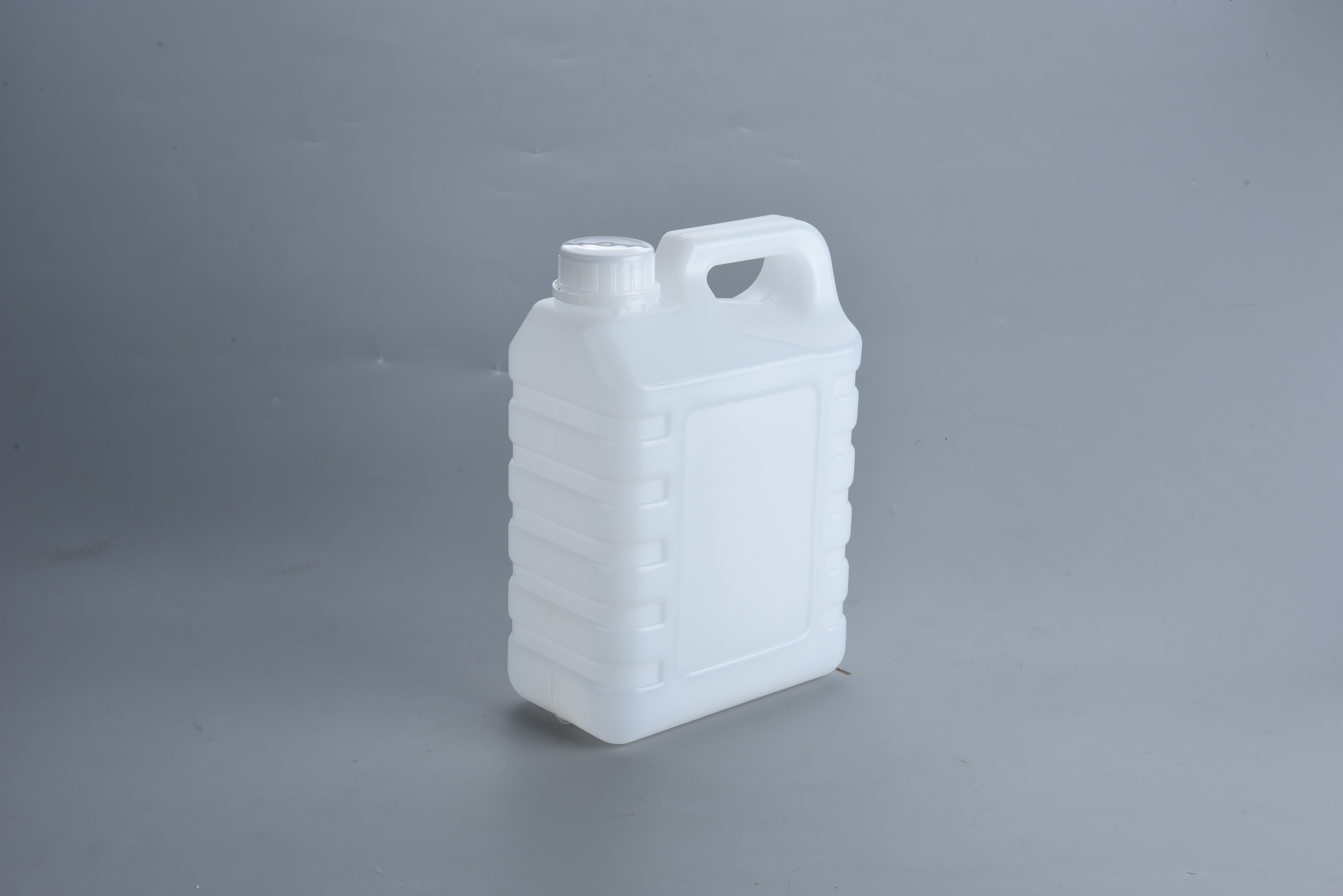 2L Plastic Jerry Can With Tight Head And Screw Lid 160g Tare Weight 2mm Wall Thickness