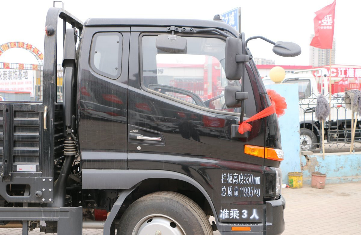 New Light Cargo Truck Black Color 145hp Diesel Engine Loading 8 Tons Single And Half Cab